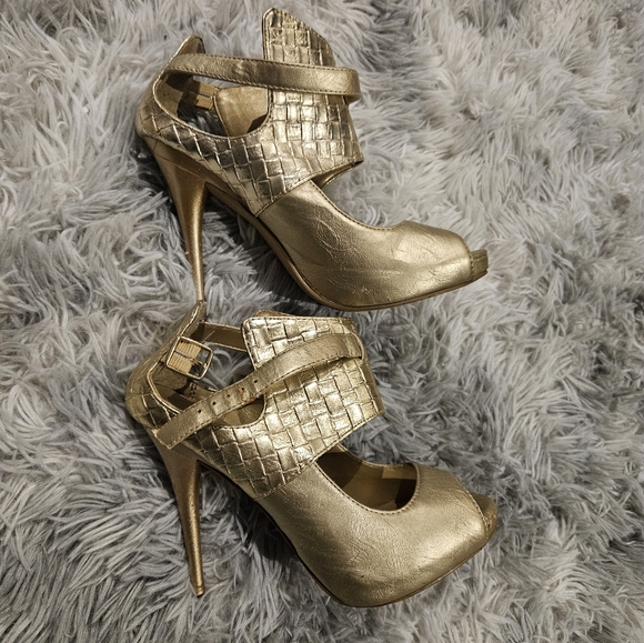 Gold leather sandals - Picture 8 of 9